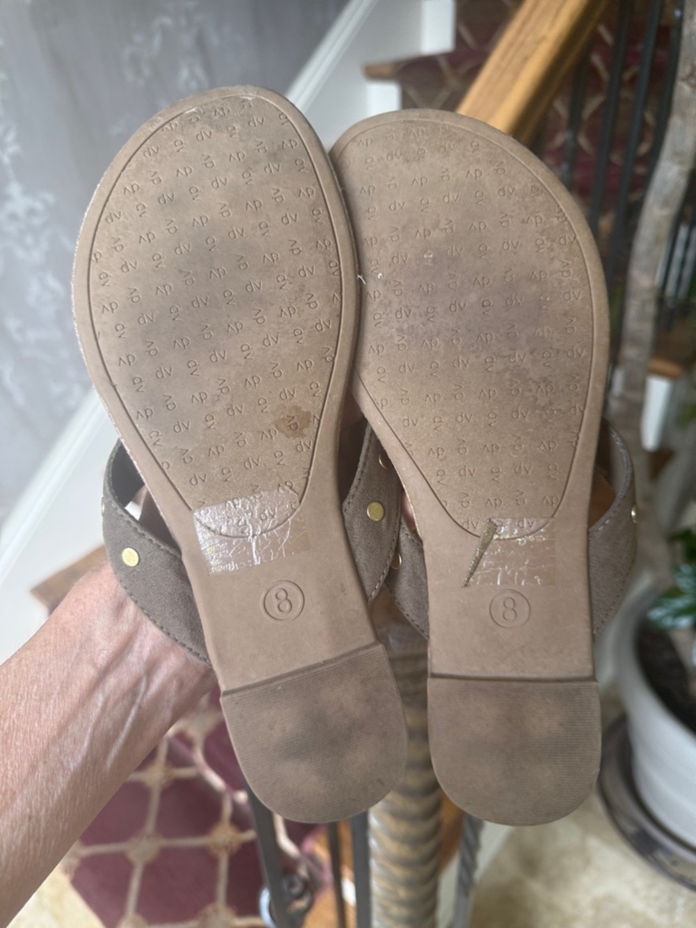 DOLCE VITA ladies, studded, flip-flop sandal, size 8 excellent condition - Picture 4 of 10